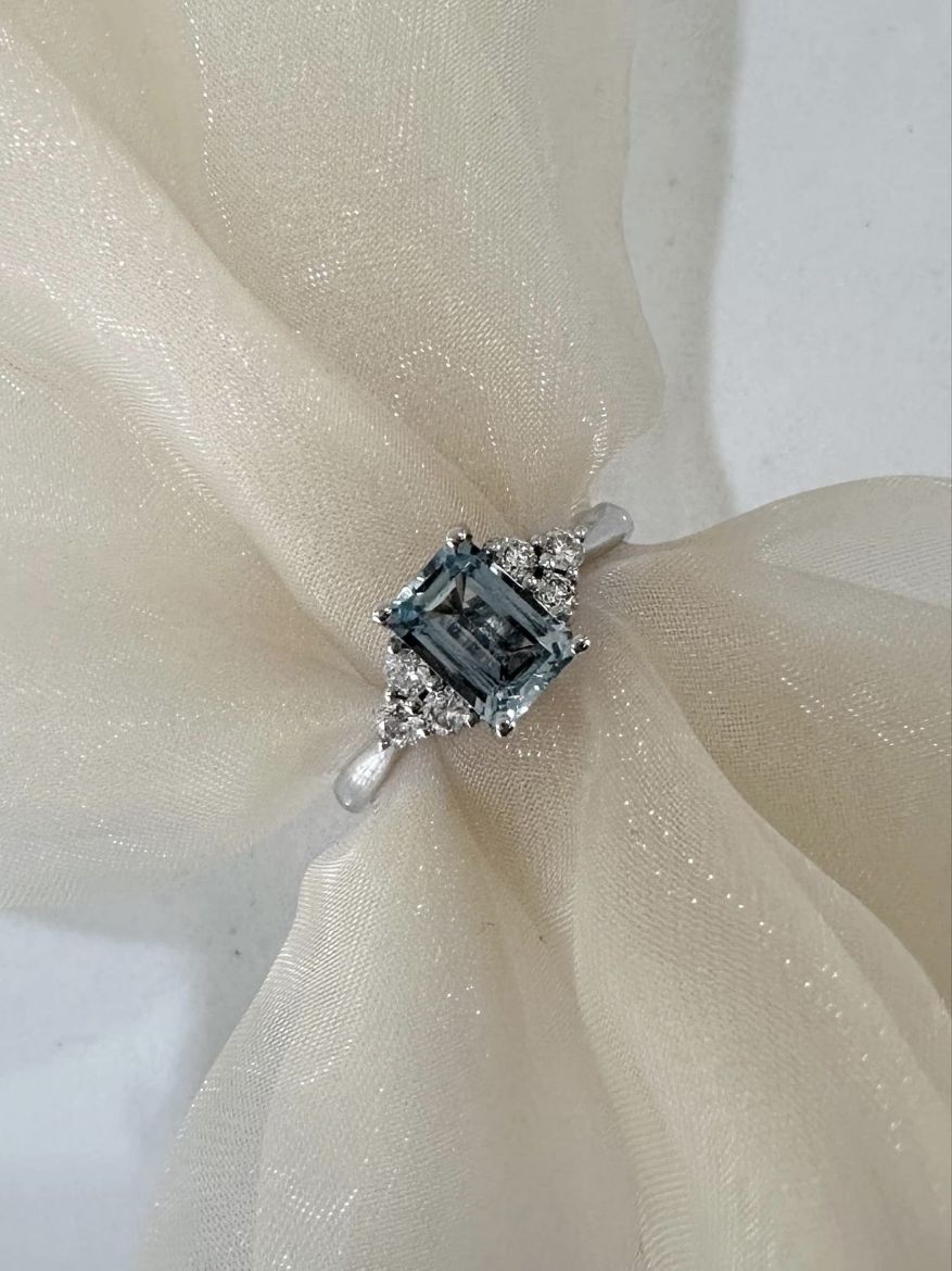 Picture of 9ct White Gold Aquamarine and Diamond Ring 