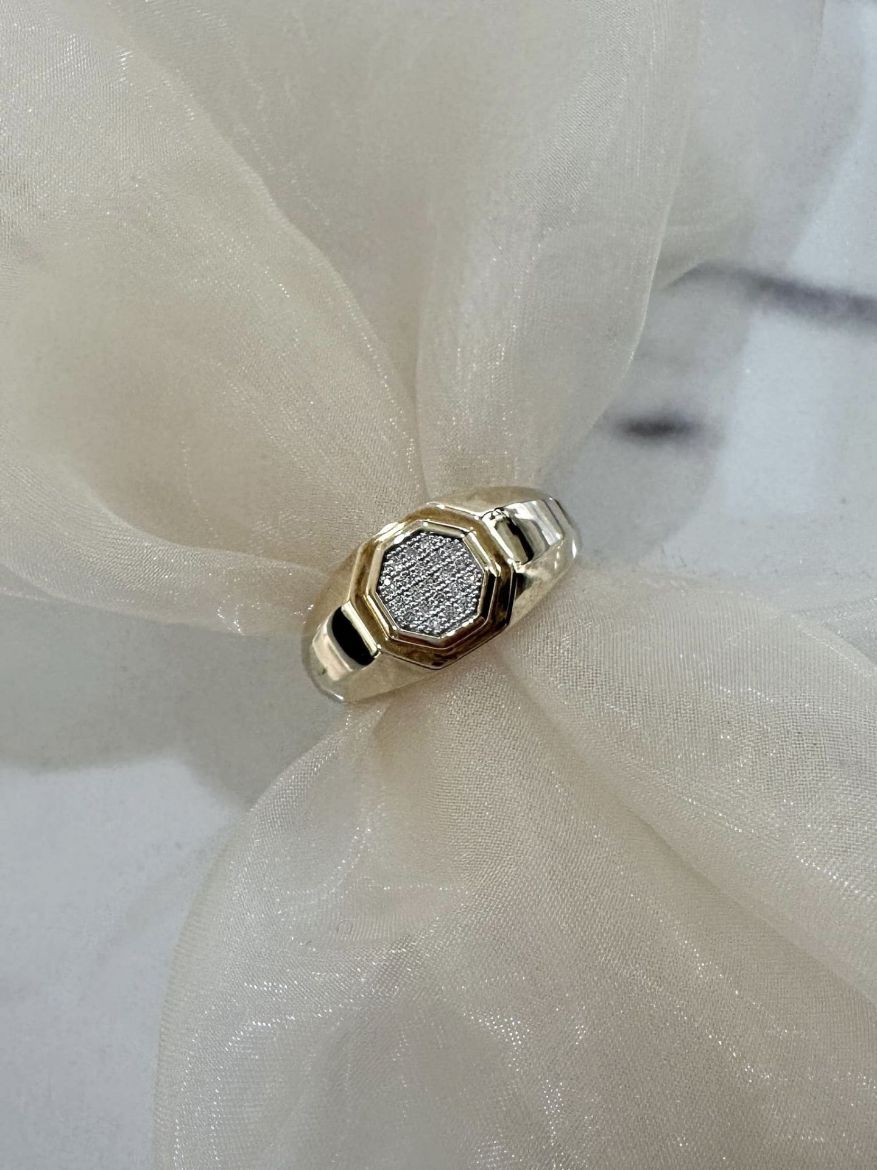 Picture of 9ct Yellow Gold Signet Ring with Diamonds