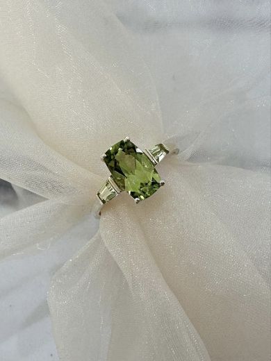 Picture of 9ct Yellow Gold Peridot Ring