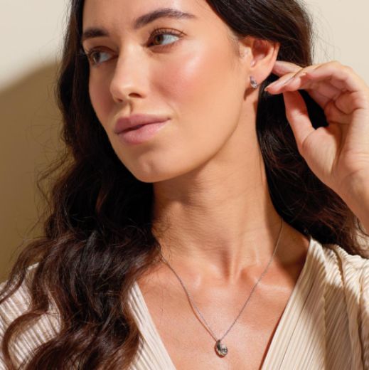Picture of Océane Shell Wave Stud Earrings